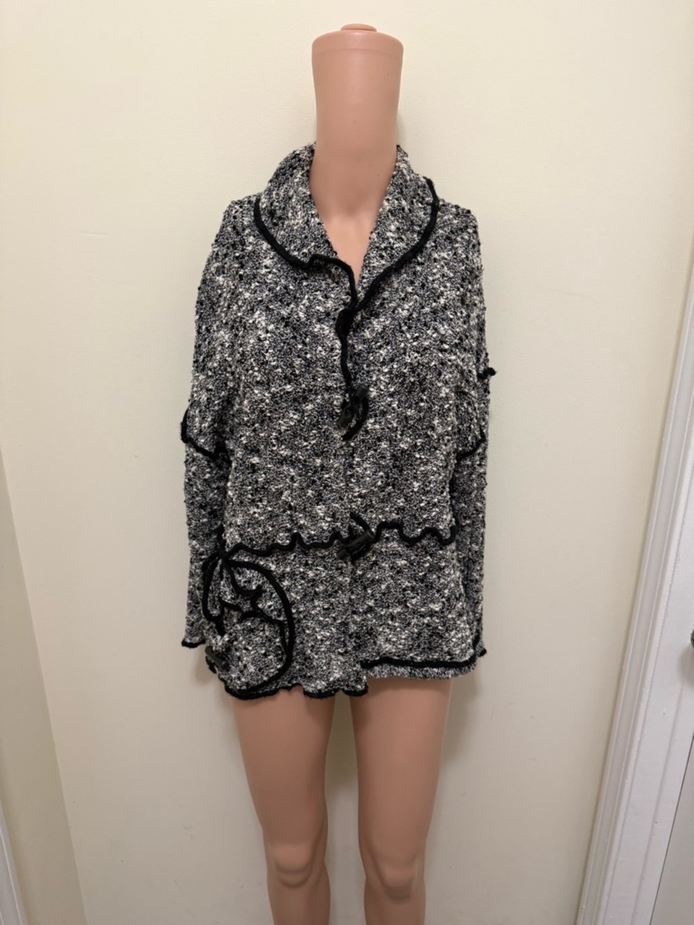 Jaskar Women's Unique 3 Button Long Sleeve Black/White Blazer size 1